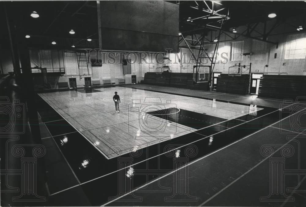 1974 Press Photo UWM&#39;s Baker Field House has a new floor and scoreboard- Historic Images