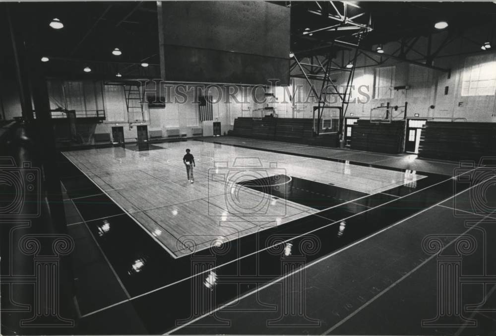 1974 Press Photo UWM's Baker Field House has a new floor and scoreboard- Historic Images