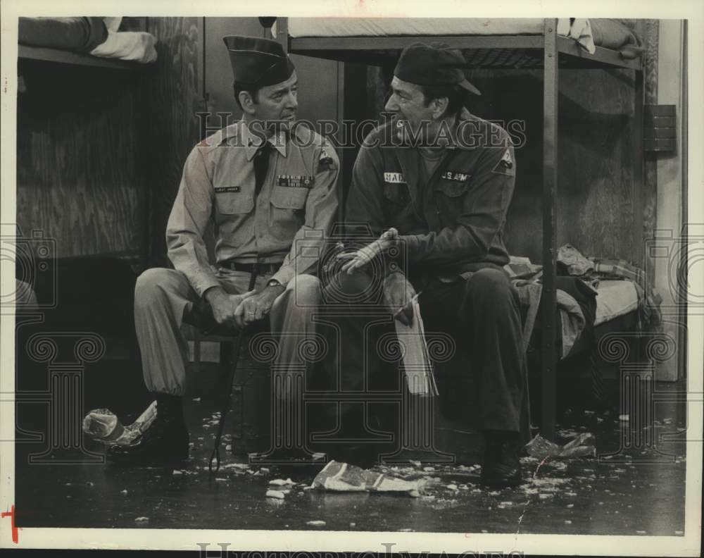 1973 Press Photo Tony Randall and Jack Klugman in scene from "The Odd Couple". - Historic Images