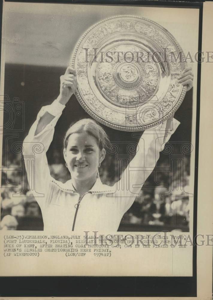 1974 Press Photo America&#39;s Chris Evert displays Wimbledon trophy she received - Historic Images