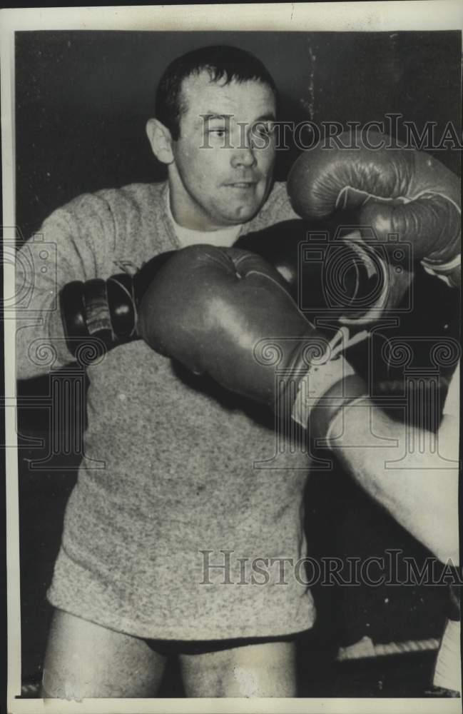 1961 Press Photo Boxer Ingemar Johansson training in a gym in Stockholm, Sweden - Historic Images