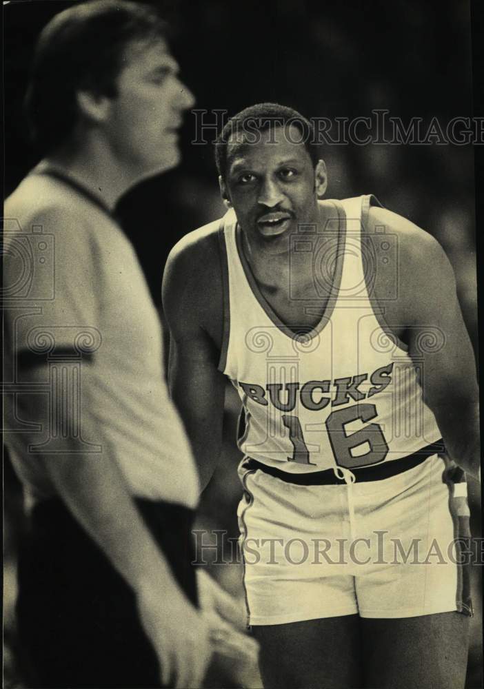 1983 Milwaukee Bucks star Bob Lanier questioning a call - Historic Images