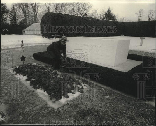 1965 The Roosevelt's grave sites in Rose Garden at Hyde Park. - Historic Images
