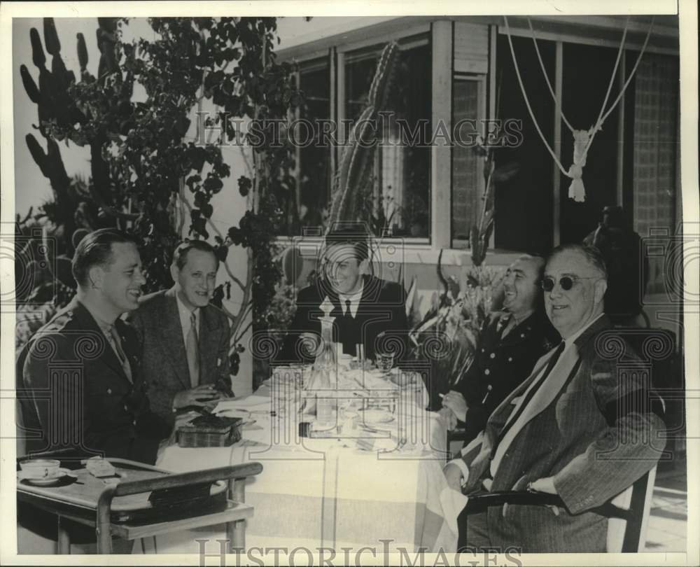 1943 Press Photo President Roosevelt dines with sons in Morocco at conference - Historic Images