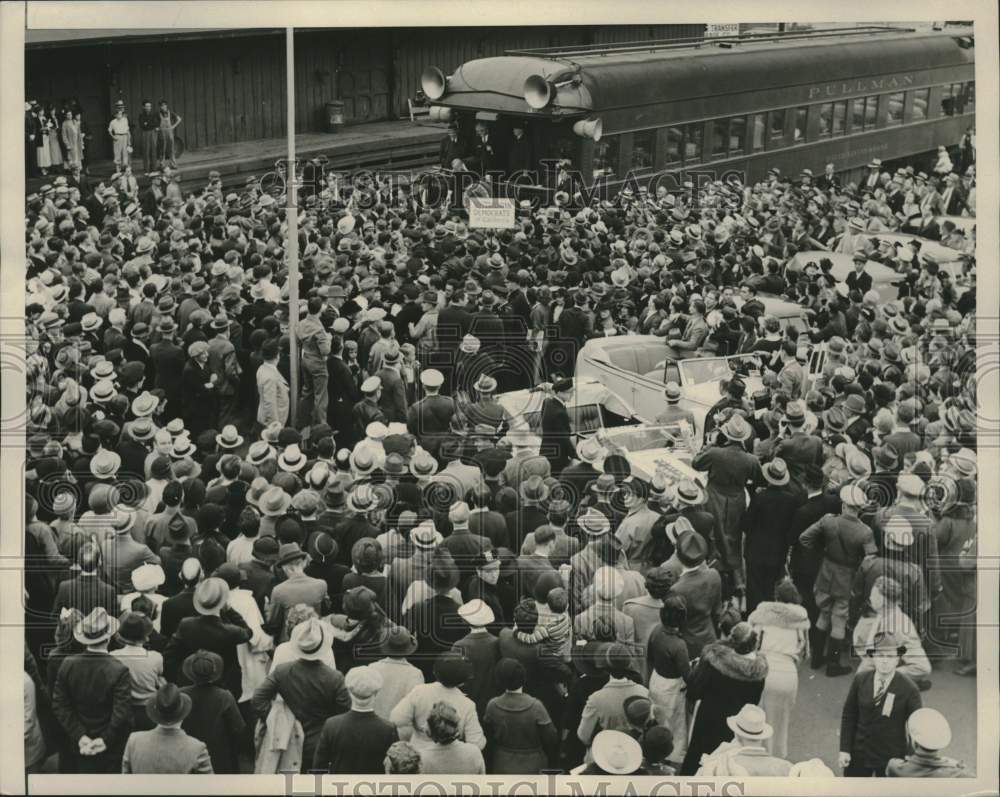 1936 Press Photo Crowd at Pasadena, California greets Governor Alf Landon - Historic Images