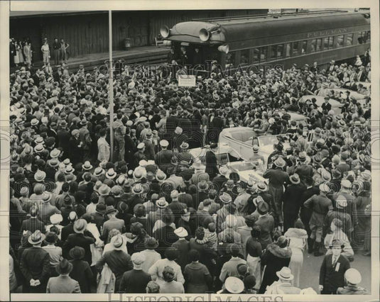 1936 Press Photo Crowd at Pasadena, California greets Governor Alf Landon - Historic Images