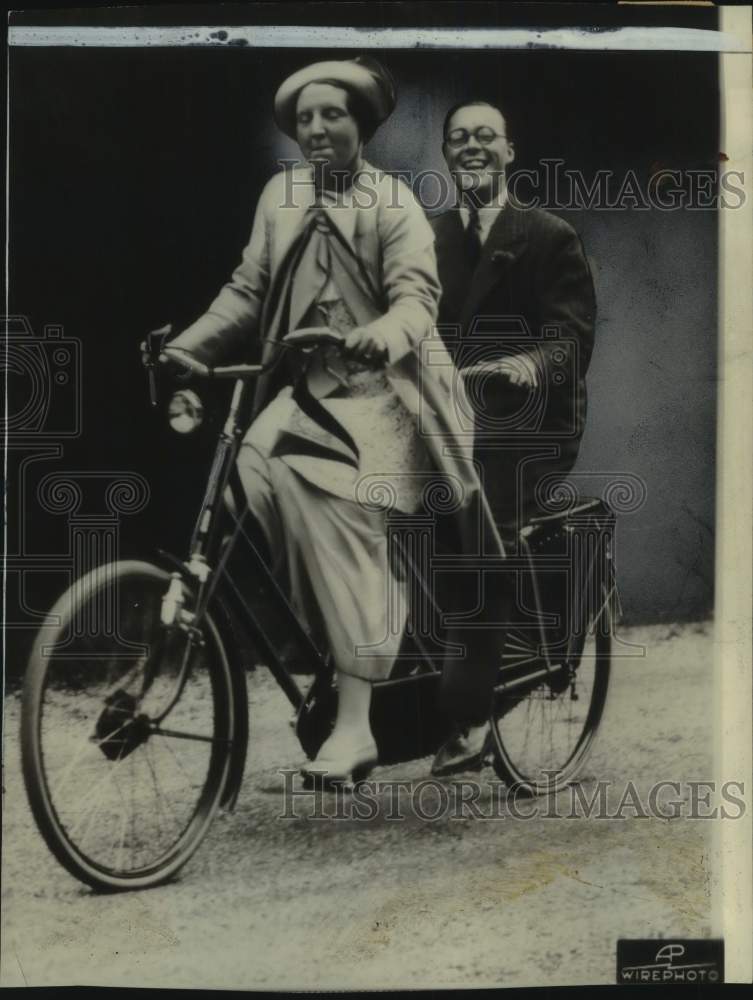 1936 Press Photo The Hague-Princess Juliana and finance Prince Bernhard, cycling - Historic Images
