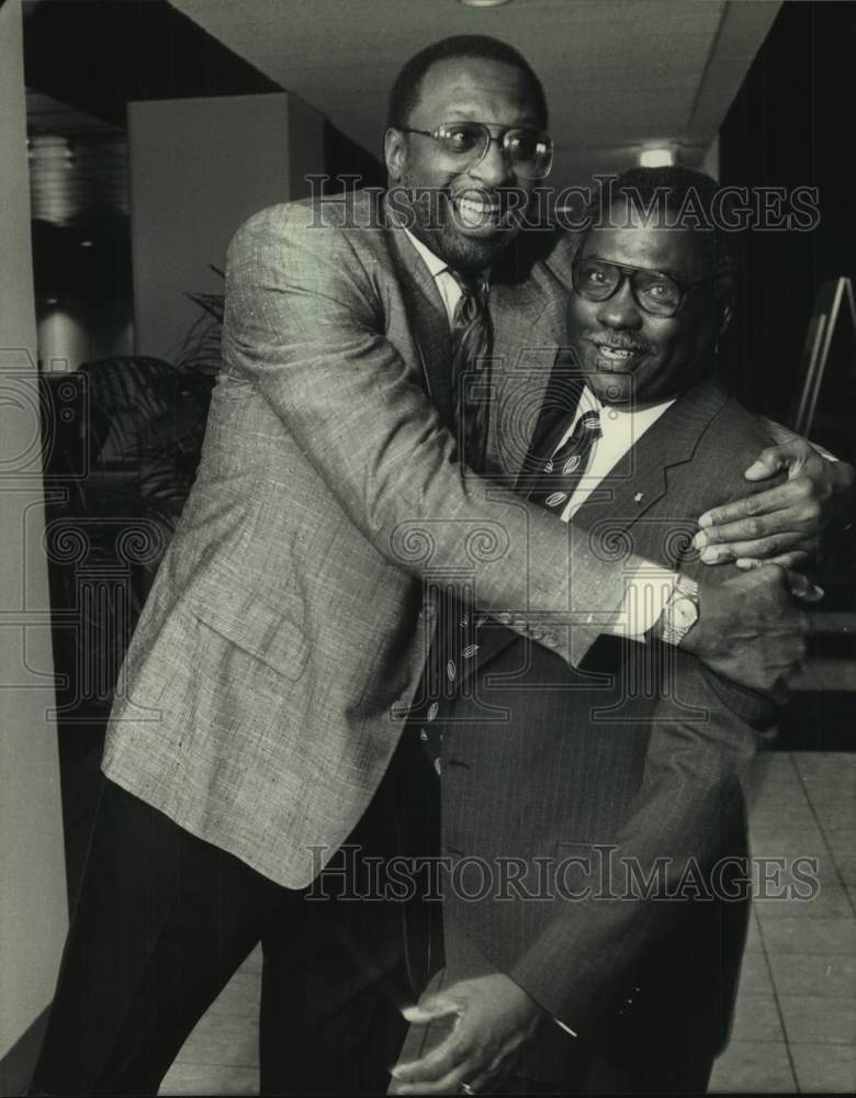 1989 Press Photo Bob Lanier with favorite teacher Lorrie Alexander in Milwaukee - Historic Images
