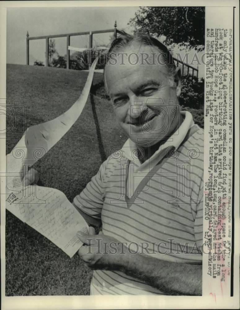 1966 Press Photo Hollywood,Calf. Comedian Bob Hope receives greeting from troops - Historic Images