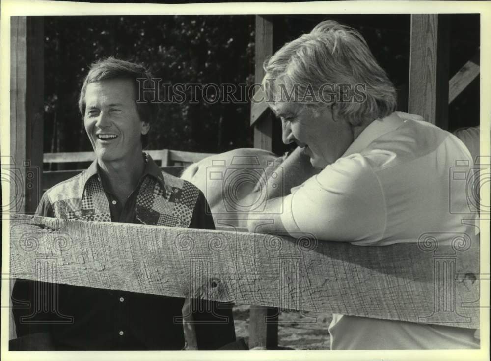 1988 Press Photo Pat Boone chats with Fess Parker during filming in Wisconsin. - Historic Images