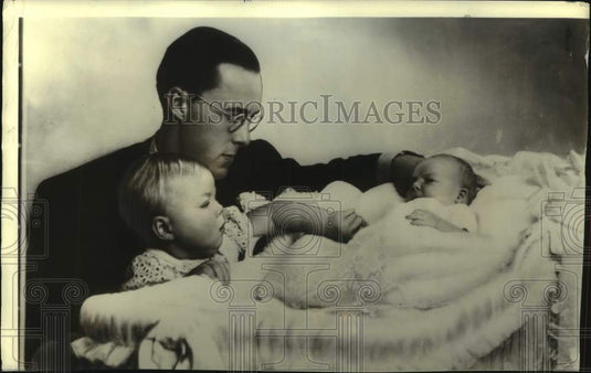1939 Press Photo Holland's Prince Bernhard with Princesses Beatrix and Irene - Historic Images