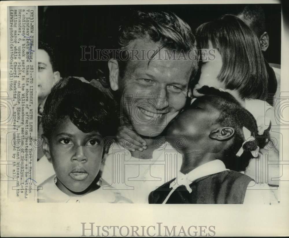 1966 Press Photo New York Mayor John Lindsay meets with children in Brooklyn - Historic Images