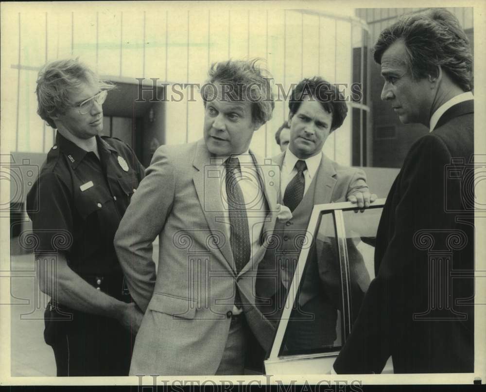 1985 Press Photo Ken Kercheval is arrested in an episode of &quot;Dallas&quot; - Historic Images