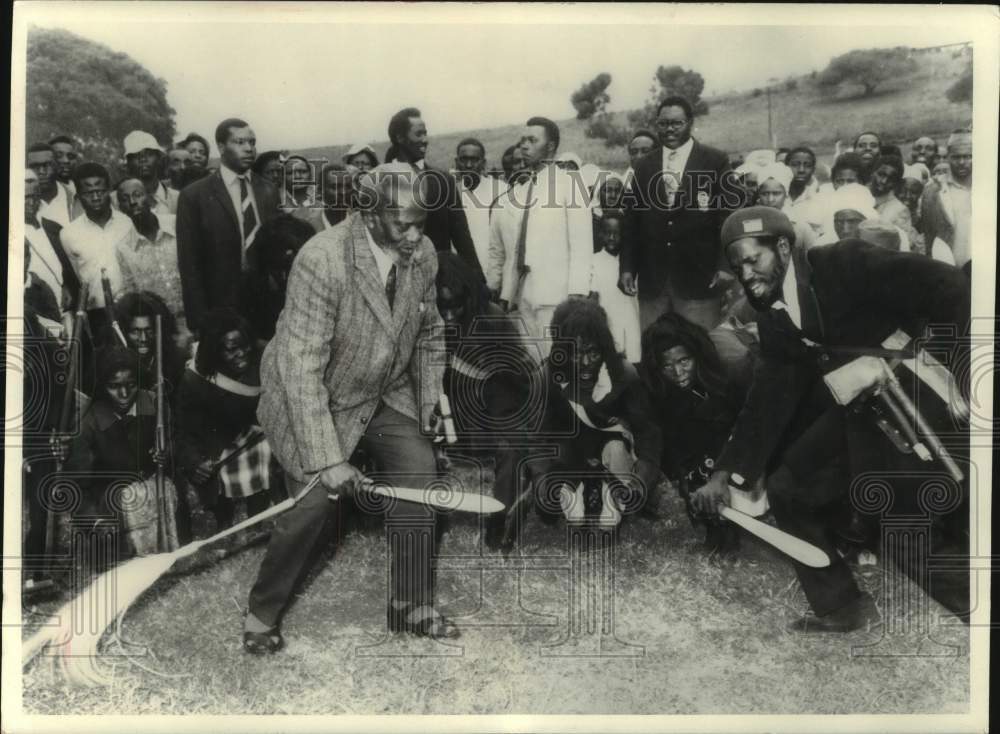 1974 Press Photo Kenyan President Jomo Kenyatta at land gifting ceremony - Historic Images