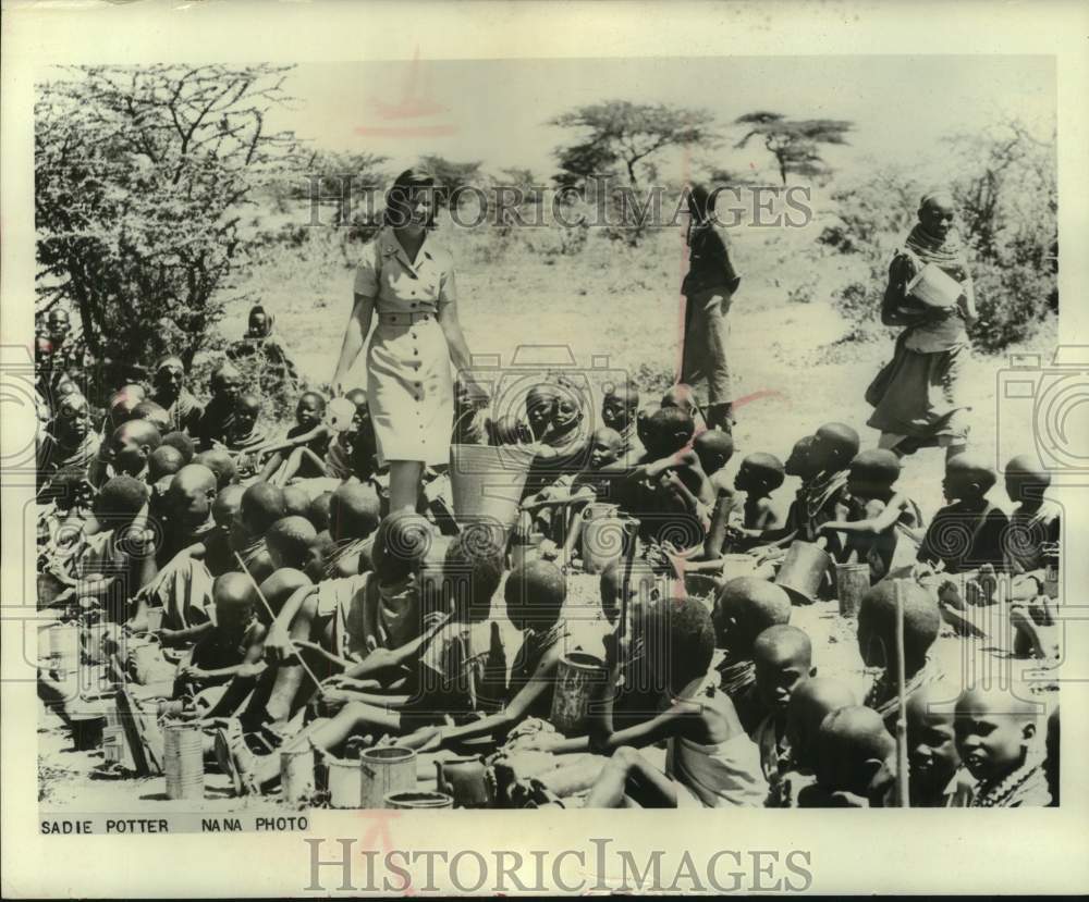 1966 Sadie Potter, Red Cross, feeds children soup, Dol Dol, Kenya - Historic Images