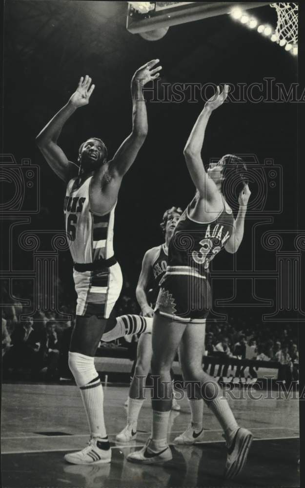 1980 Press Photo Bob Lanier of Milwaukee Bucks and others Basketball - mjx84975- Historic Images