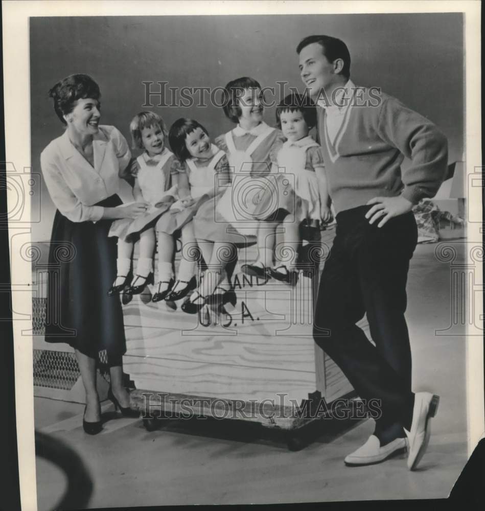 1960 Press Photo Pat Boone with his wife Shirley and his daughters - Historic Images