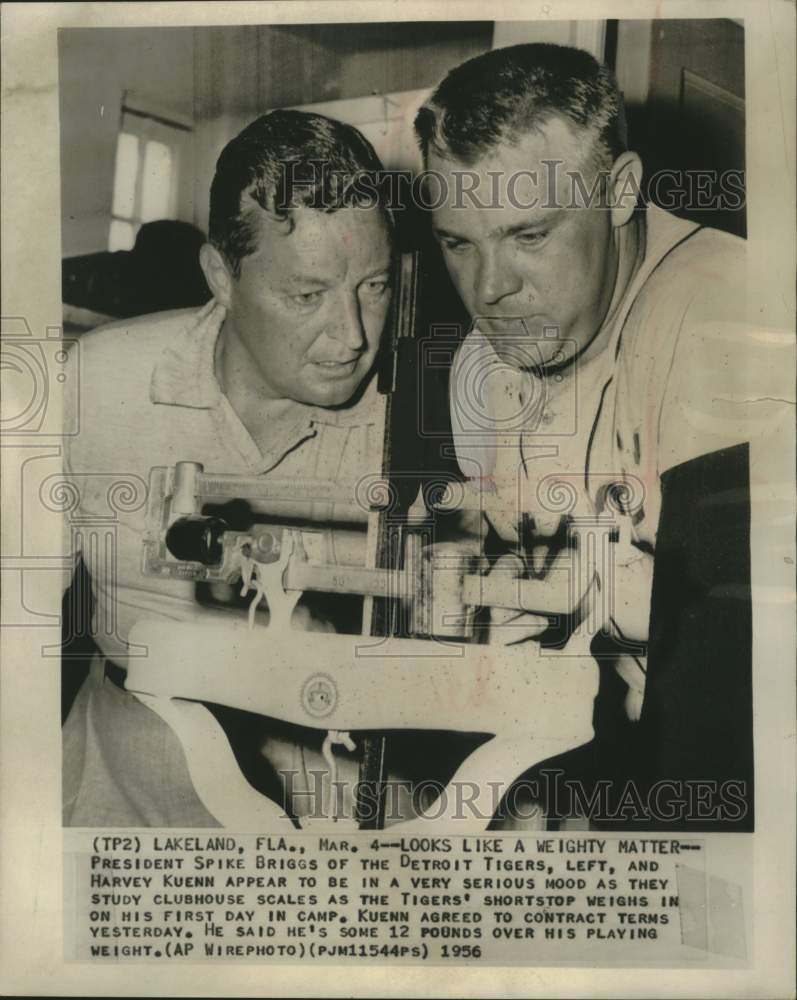 1956 Press Photo Spike Briggs, Harvey Kuenn check Detroit Tigers' scale, Florida- Historic Images