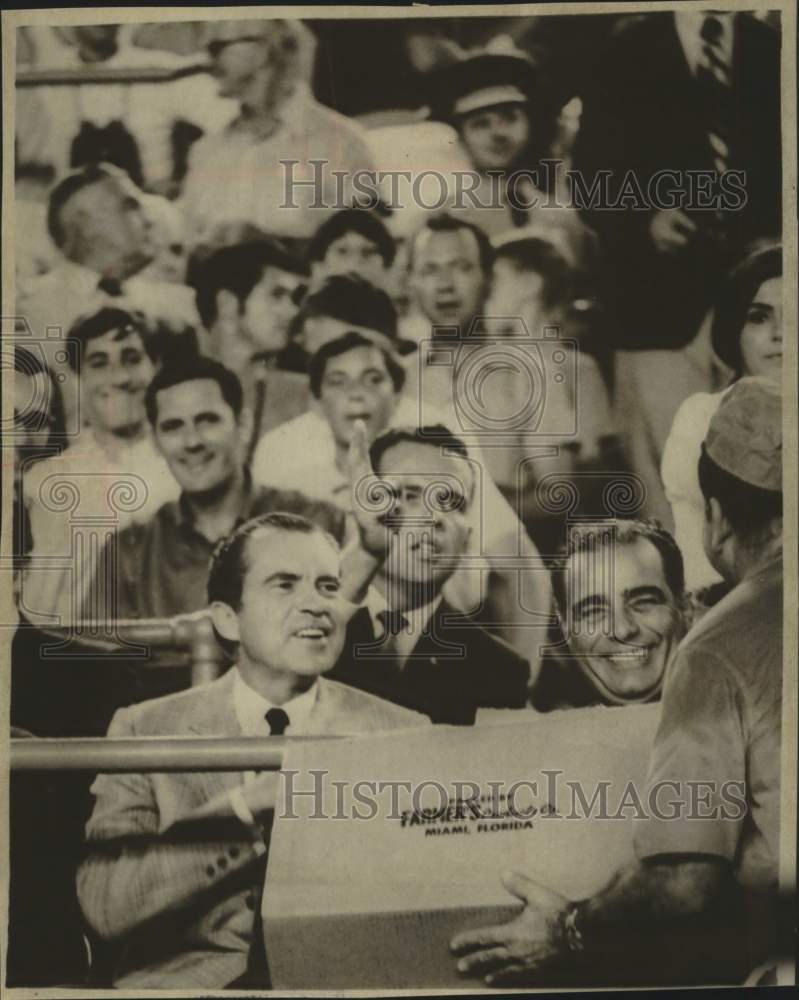1969 Press Photo U.S. President Richard Nixon talks to Miami Orange Bowl vendor - Historic Images