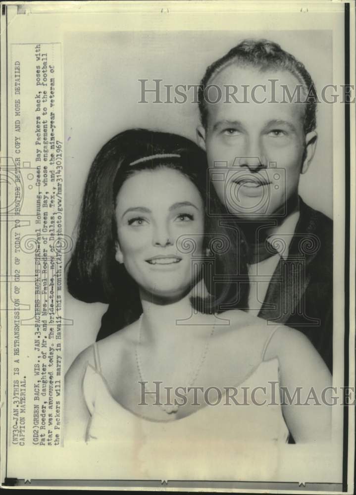 1967 Press Photo Green Bay Packer Paul Hornung with his fiancee Pat Roeder - Historic Images