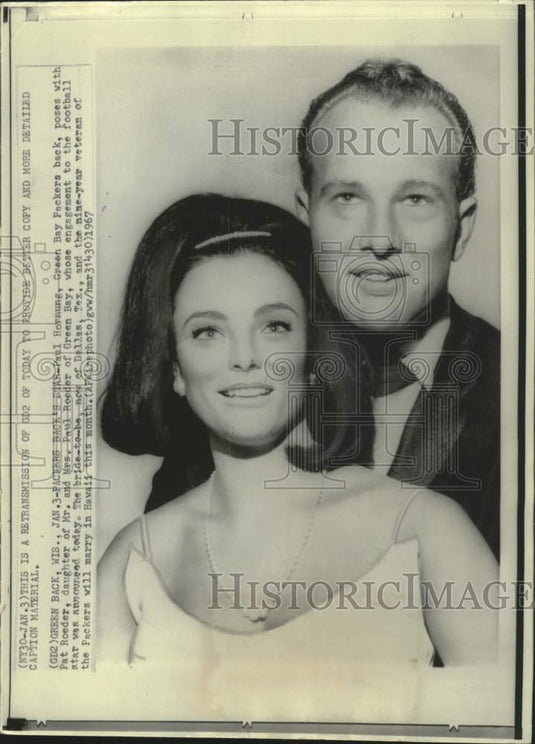 1967 Press Photo Green Bay Packer Paul Hornung with his fiancee Pat Roeder - Historic Images