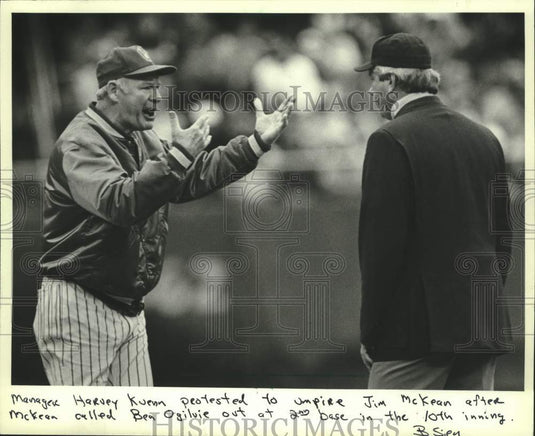 1982 Press Photo Brewers' manager Harvey Kuenn protests call with umpire. - Historic Images