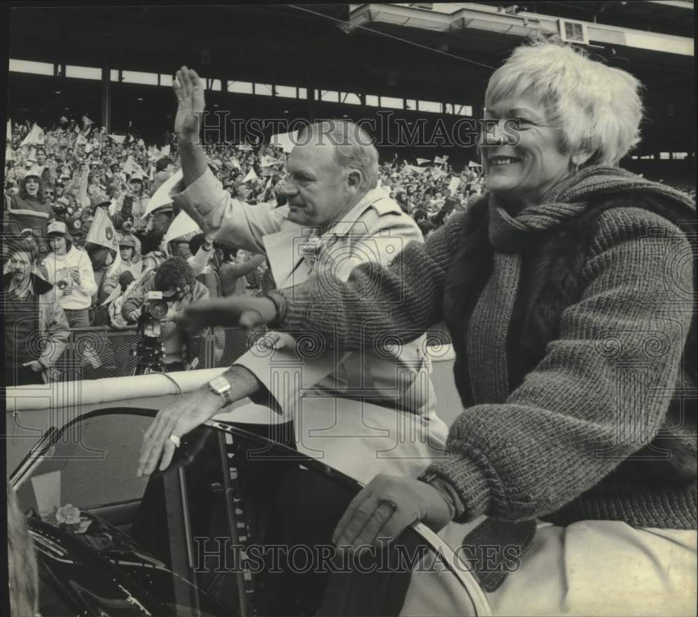 1982 Press Photo Milwaukee Brewers manager Harvey Kuenn and wife in parade- Historic Images