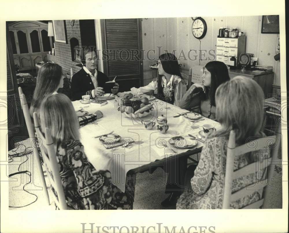 1972 Press Photo At dinner, Pat Boone doesn&#39;t just say grace but reads Bible. - Historic Images