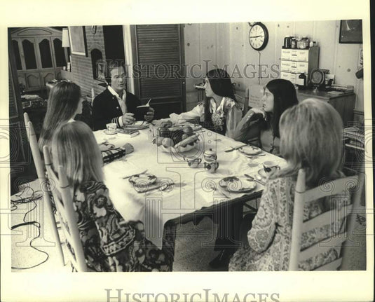 1972 Press Photo At dinner, Pat Boone doesn't just say grace but reads Bible. - Historic Images