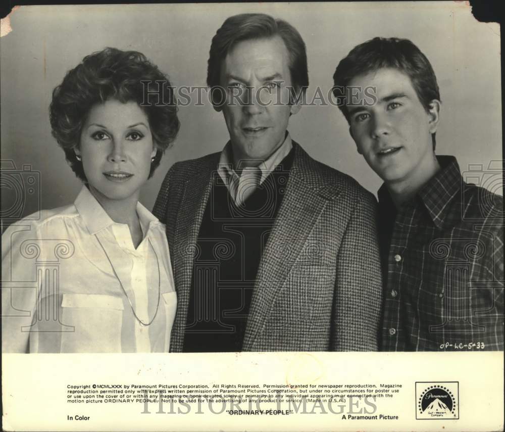 1982 Press Photo Mary Tyler Moore, Donald Sutherland, and Timothy Hutton. - Historic Images