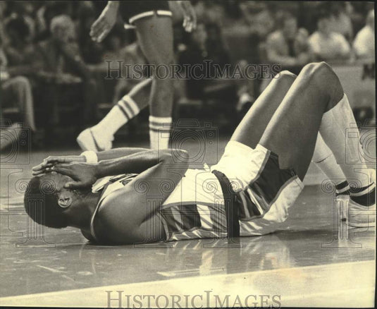 1980 Press Photo Milwaukee Bucks Bob Lanier injured during game at the Arena - Historic Images