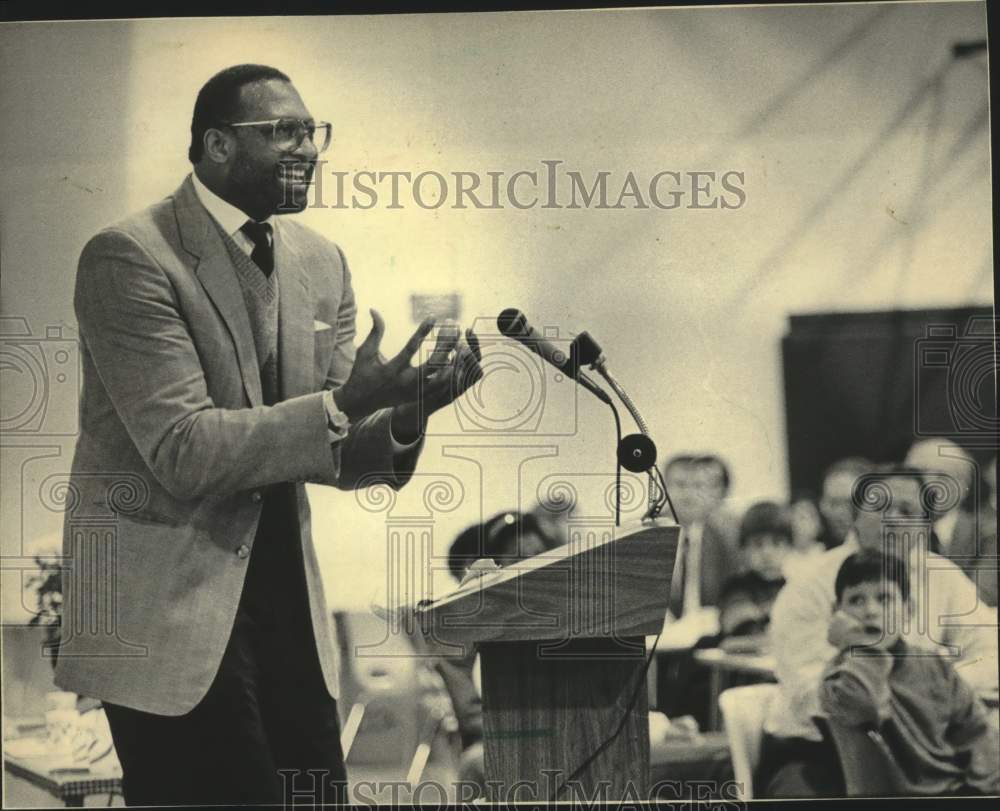 1986 Former Milwaukee Bucks Bob Lainer speaking at a school, Mequon - Historic Images