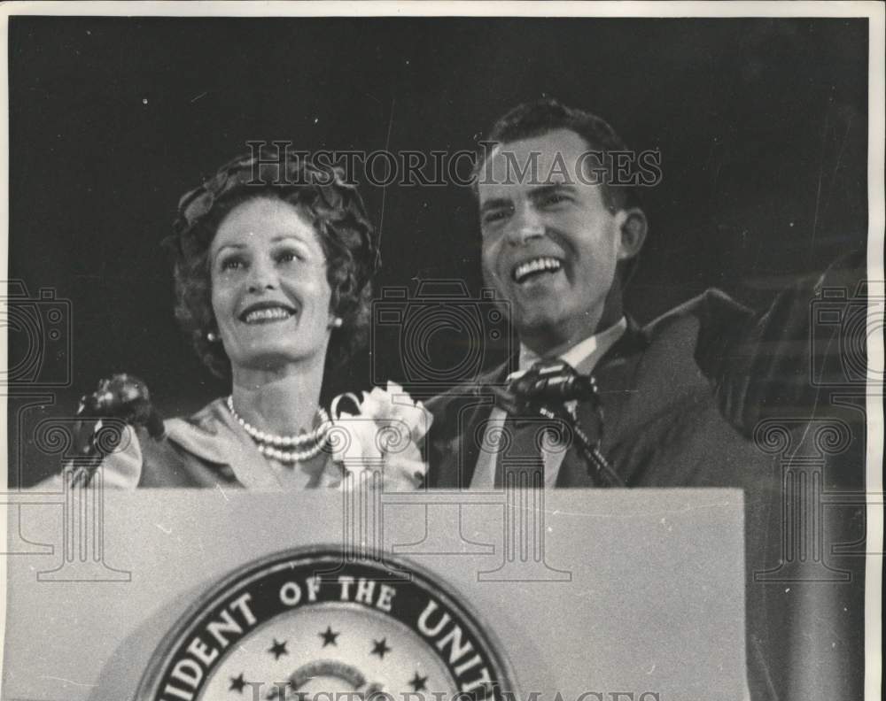 1960 Press Photo Richard M. &amp; Pat Nixon at Republican Convention, Chicago - Historic Images