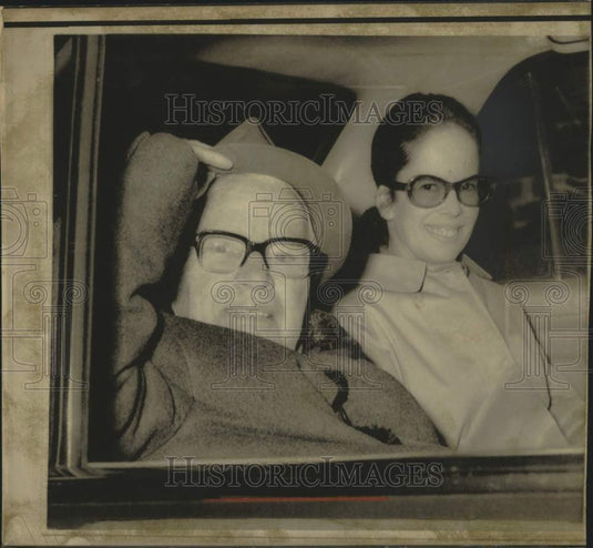 1975 Press Photo Charlie Chaplin and his wife, Oona in London, England - Historic Images