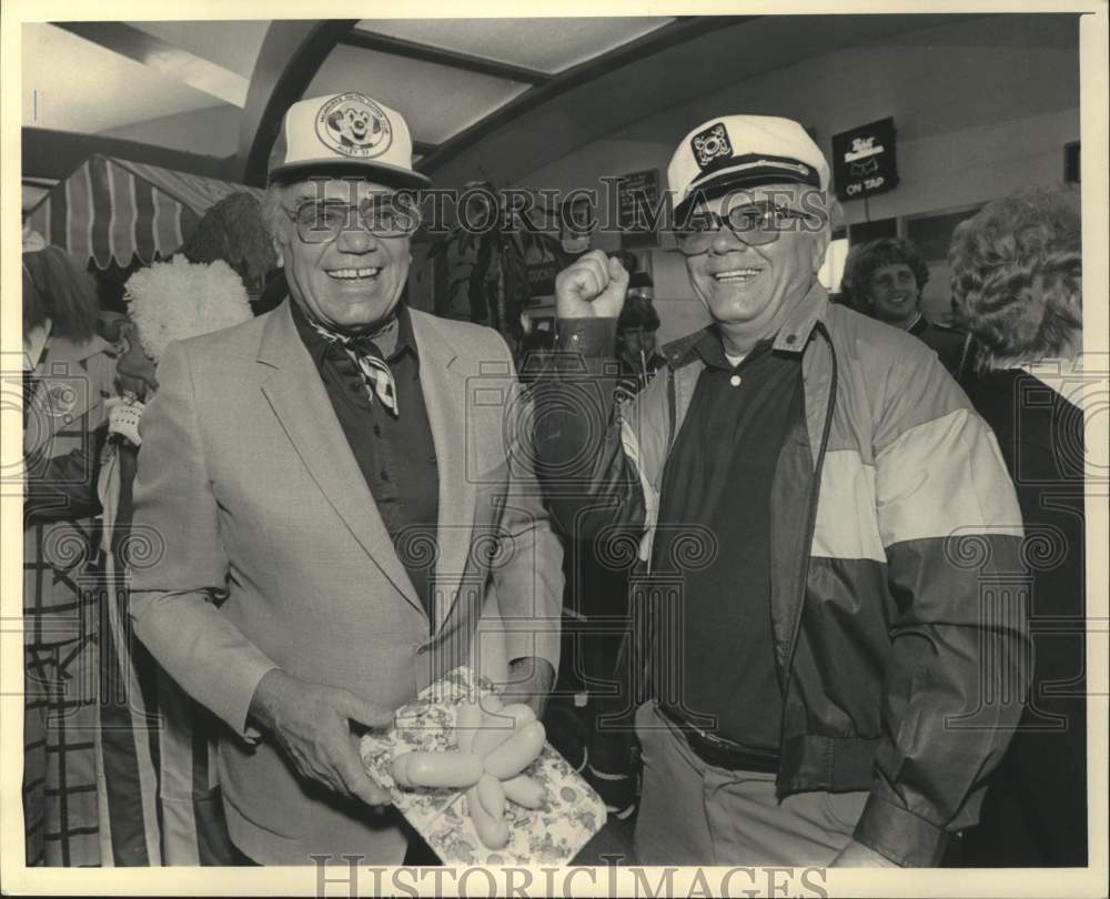1985 Press Photo Actor Ernest Borgnine with Milwaukee&#39;s George Prestash - Historic Images