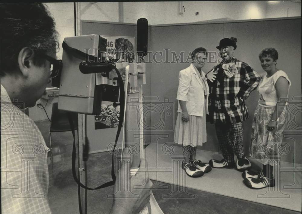 1986 Press Photo Allen-Edmonds employees pose with Ernest Borgnine clown cut-out - Historic Images