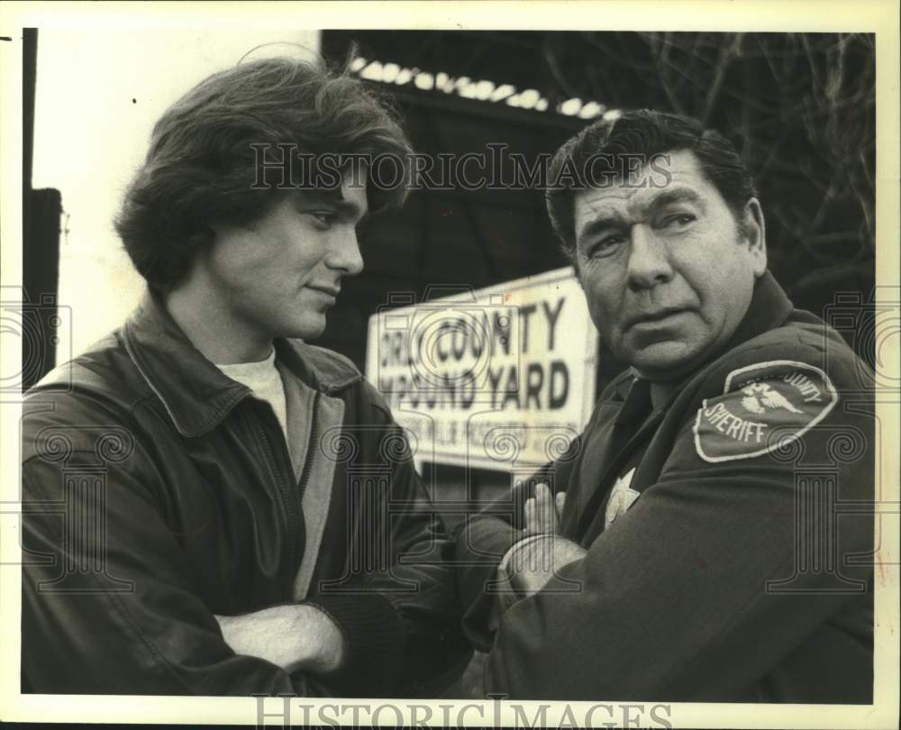 1979 Press Photo Actor Claude Akins &amp; other in &quot;BJ and the Bear&quot; - Historic Images
