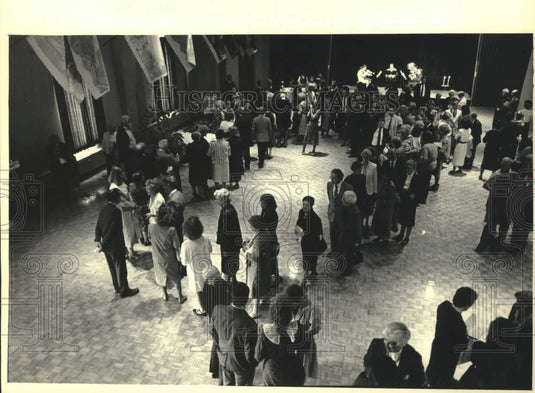 1987 Press Photo guests wait to see Actress Helen Hayes, Fine Arts Building, WI - Historic Images