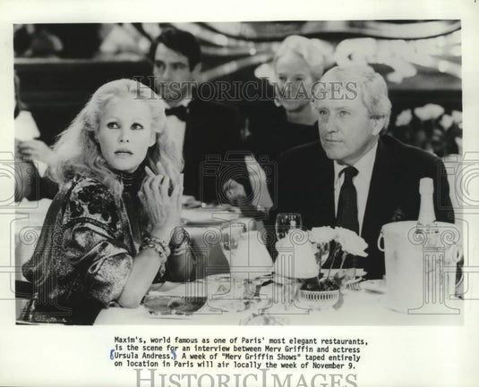 1985 Press Photo Merv Griffin interviews actress Ursula Andress, Maxim's, Paris - Historic Images