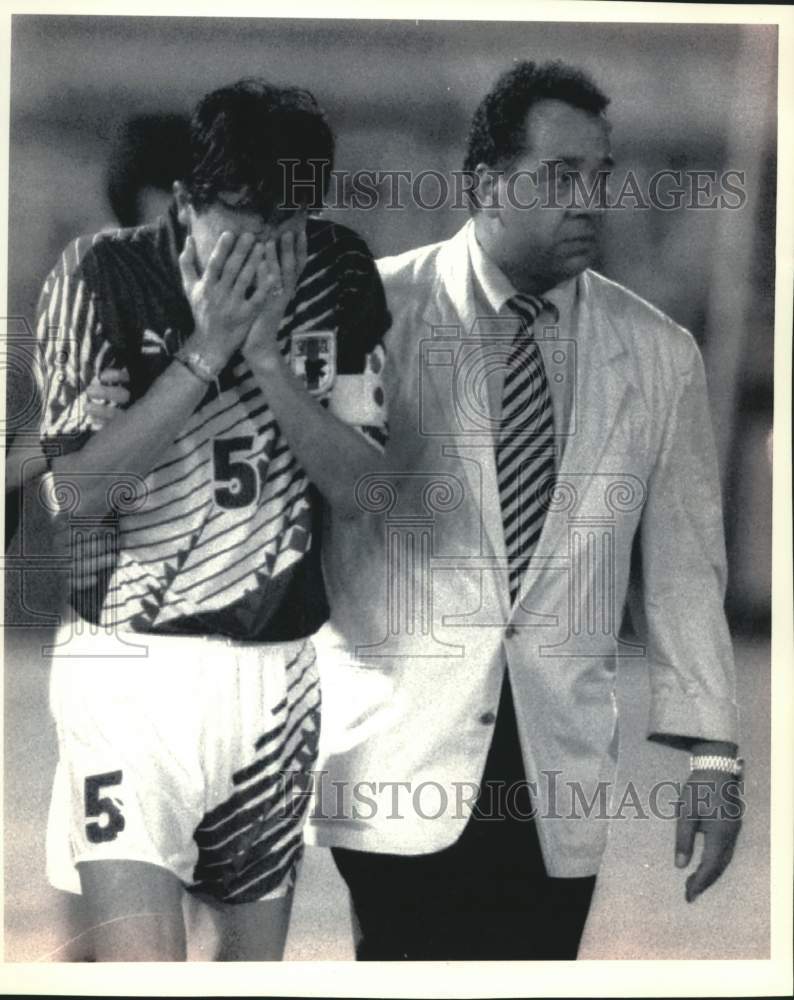 1993 Press Photo Tetsuji Hashiratni cries as coach Marlus Ooft leads him, Qatar. - Historic Images