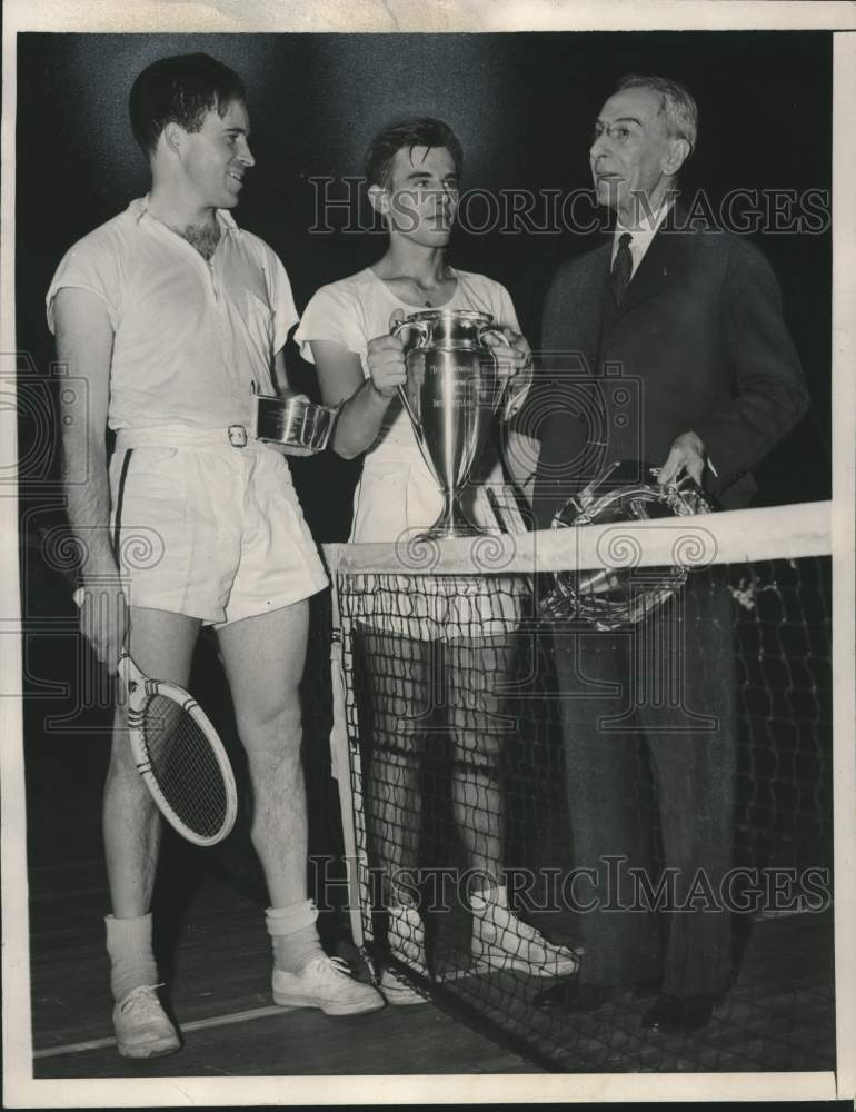 1937 Press Photo Tennis player Frank Parker, National indoor Championship trophy - Historic Images