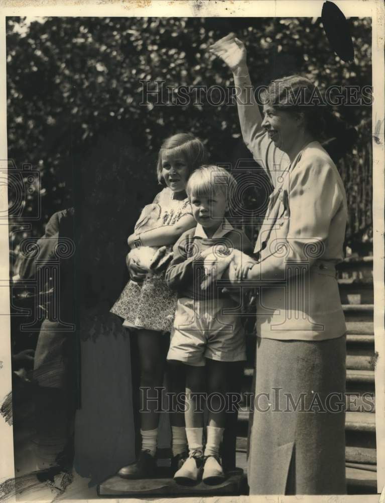1934 Press Photo The President&#39;s grandchildren with Mrs. Roosevelt, White House - Historic Images
