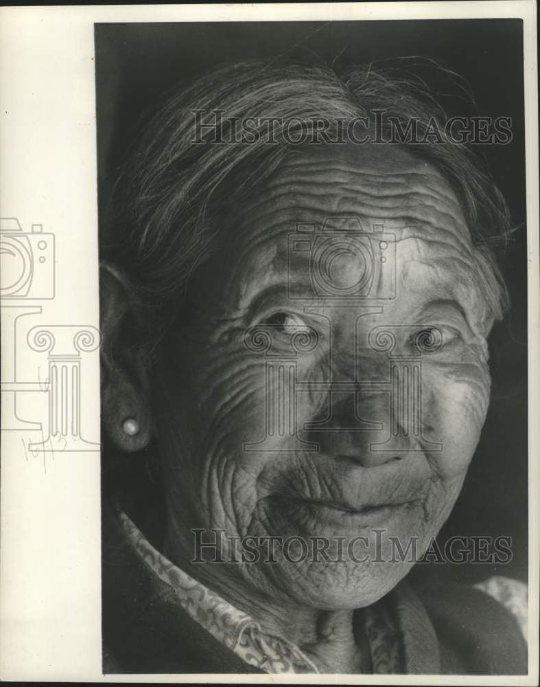 1975 Press Photo Endurance showed on the face of an elderly Tibetan refugee. - Historic Images