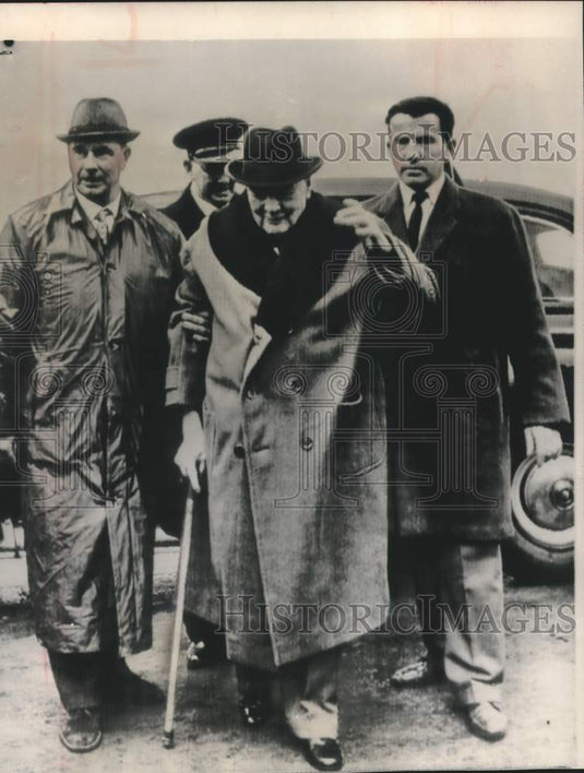 1963 Press Photo Sir Winston Churchill leaving for France at a London Airport - Historic Images