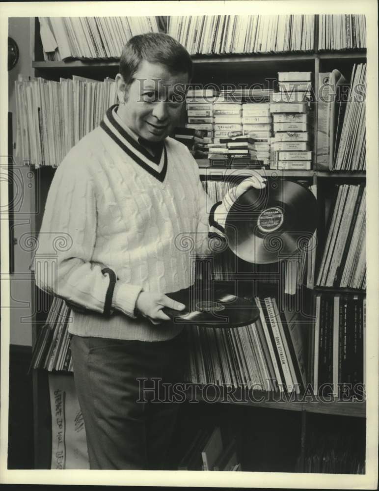 1971 Press Photo American musician and entertainer, Mel Torme,displays record - Historic Images