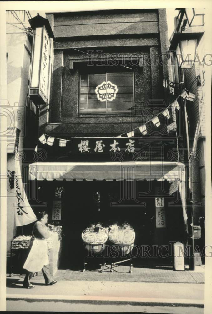 1989 Press Photo A craft goods shop on the side streets of Tokyo city, Japan- Historic Images