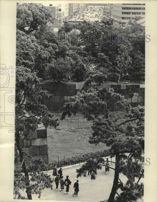 1958 Press Photo Visitors at Japan's Imperial Palace Gardens, Tokyo - Historic Images