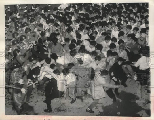 1960 Press Photo Japanese Students Battle with Police During Protest in Tokyo - Historic Images