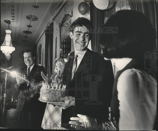 1968 Press Photo Richard Nixon & company celebrate during presidential campaign - Historic Images