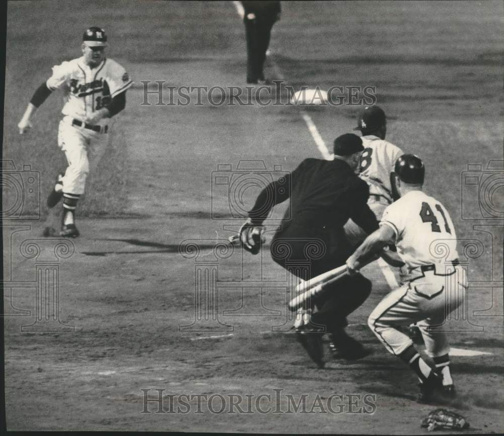1960 Press Photo Braves&#39; Mel Roach Makes A Wide Turn Toward Home In Baseball - Historic Images